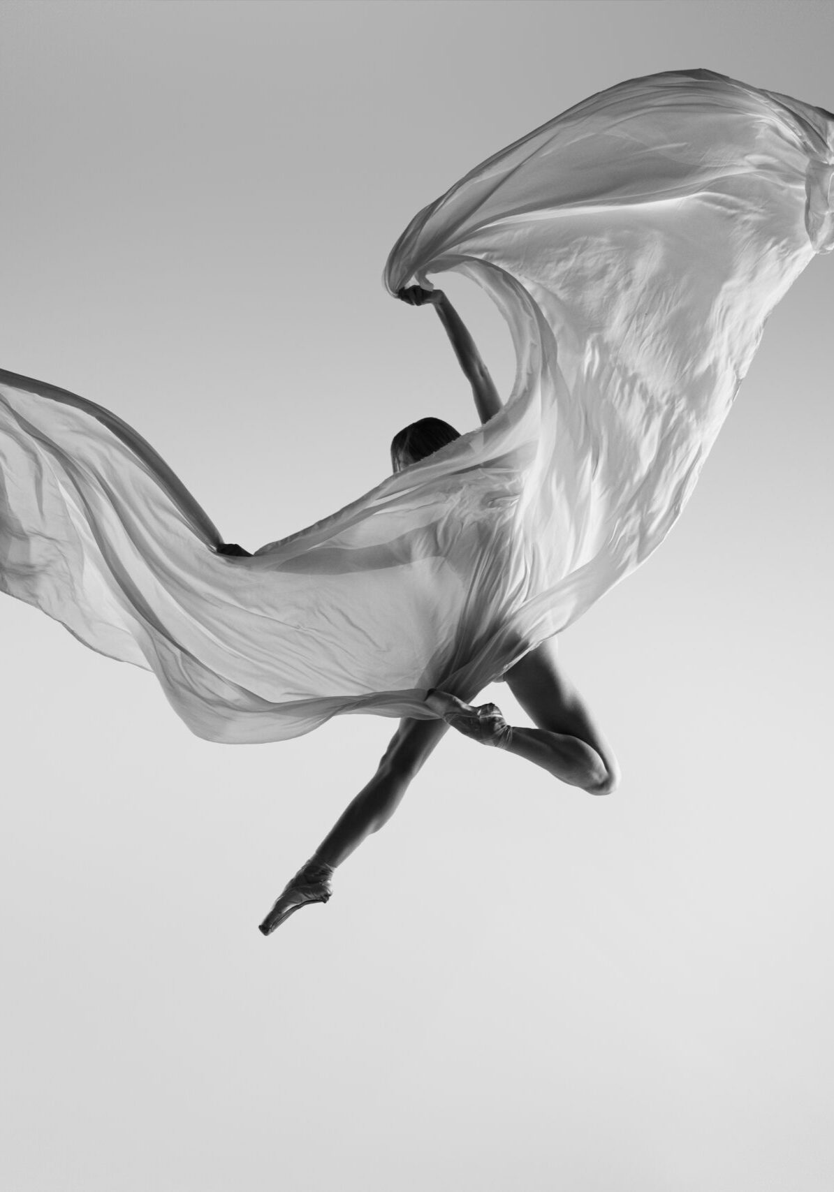 Frau in Tanzpose mit Tuch