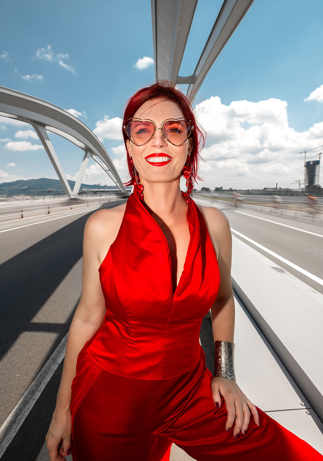 sonnenbrille rot auf brücke